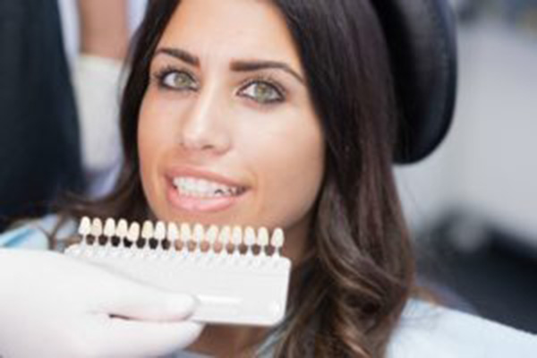 Teeth Whitening Or Veneers: How Should You Fix Tooth Discoloration?